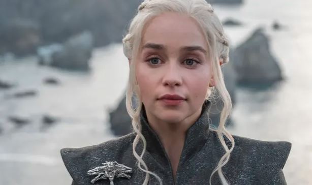 Daenerys Targaryen in a grey outfit, a lesson in power from Game of Thrones.
